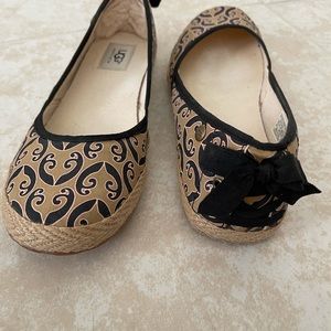 Uggs Tan/Blk Cloth Flats Sz 8.5
